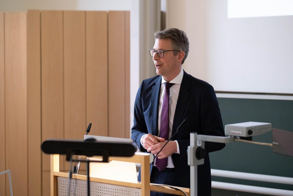 Bayerns Wissenschaftsminister Markus Blume gab den offiziellen Startschuss für die Arbeit des Forschungsverbundes „Sicherheit in der Alltagsdigitalisierung“ (ForDaySec). Foto: Universität Passau 